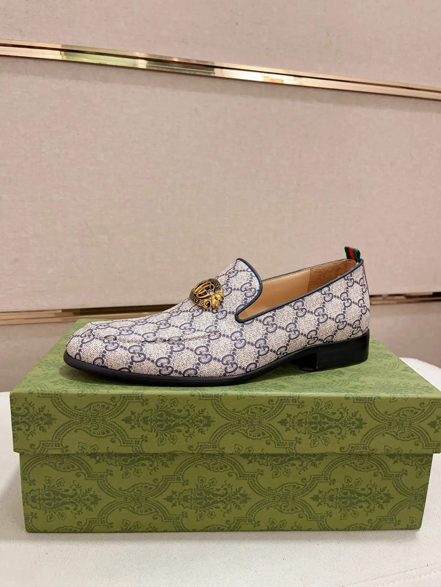 Men's shoes 💰: 520💰 (GUCCI) New product series ss hot new products 💢 💠 Casual suit shoes 👞, top imported materials Upper hardware buckles and shoe side logos, insoles and soles with brand logos 💠 💎 Upper: imported PVC material 100% 💎 Lining: cowhide/100% 💎Feet: cowhide/100% 💎Sole: rubber/100% 💎SIZE: 38 39 40 41 42 43 44 Can be customized 45